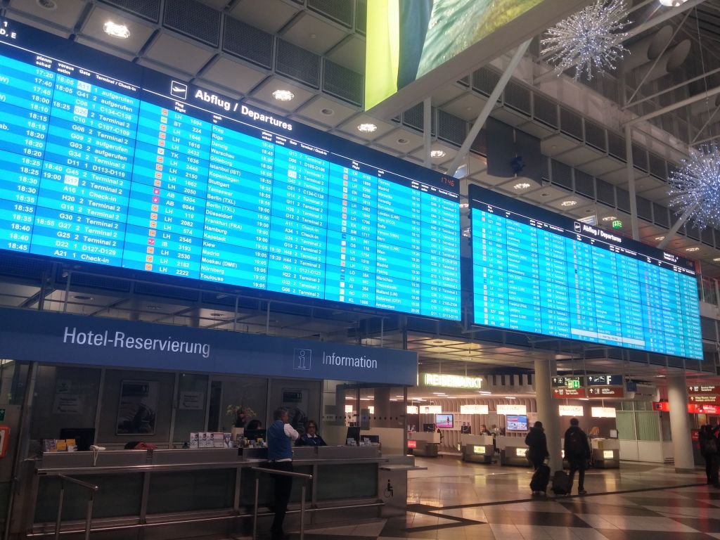 Аэропорт мюнхена прилет. Аэропорт Мюнхен табло. Аэропорт Мюнхена ночью. Аэропорт muc большой или Нео. Munich Airport arrivals.